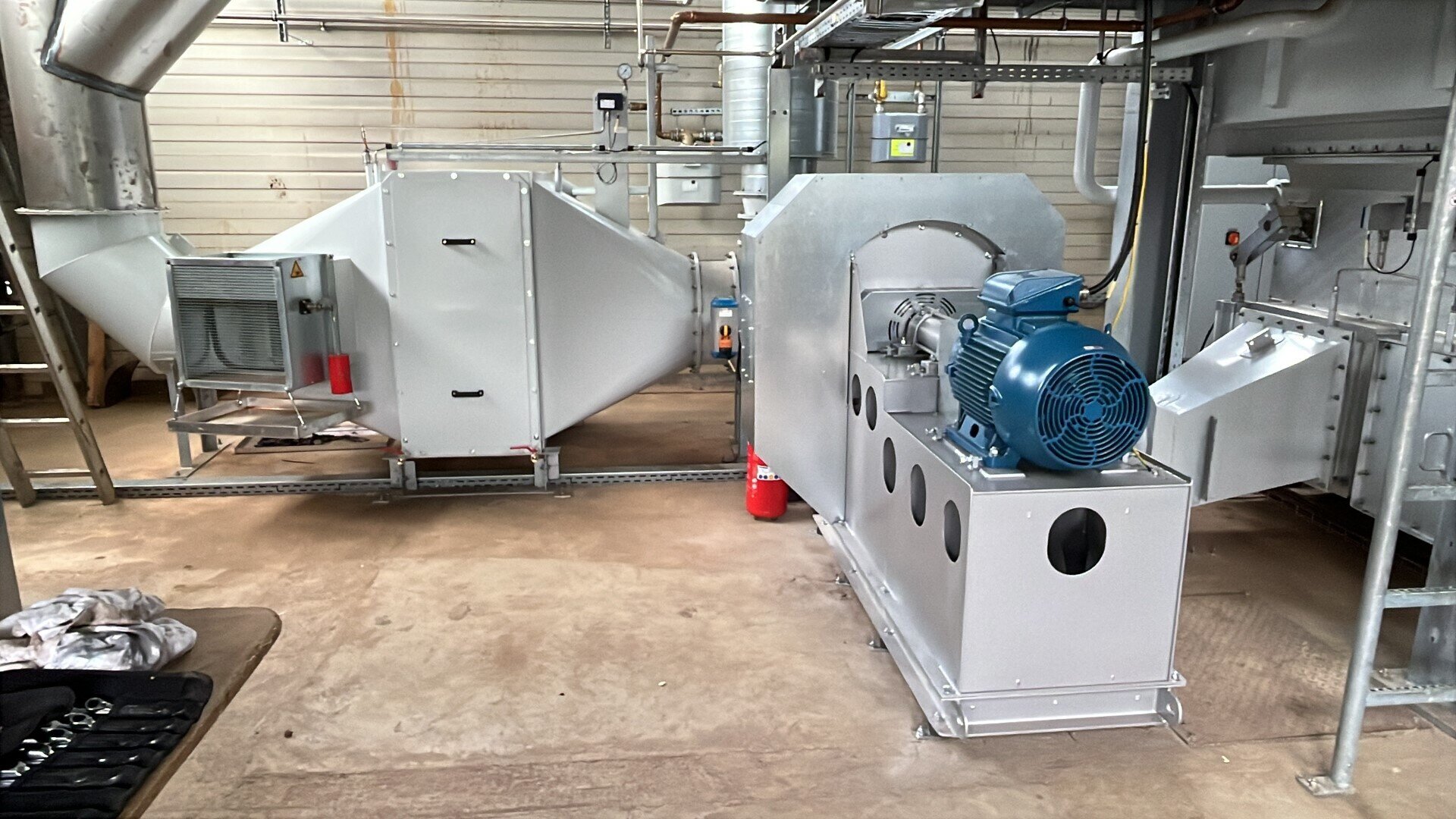Industrielle Abluftreinigungsanlage mit Ventilator und Rohrleitungen
