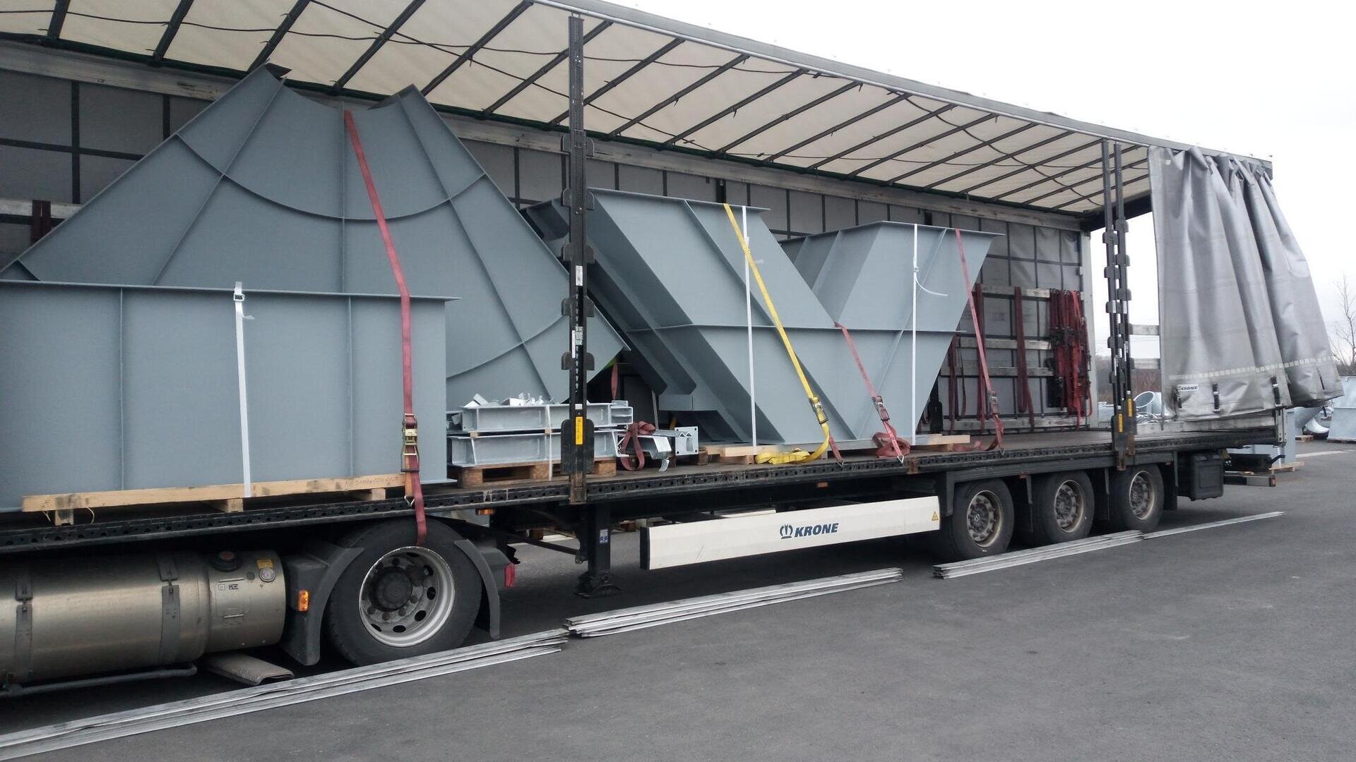 Transport von großen Metallrohrteilen auf LKW Anhänger